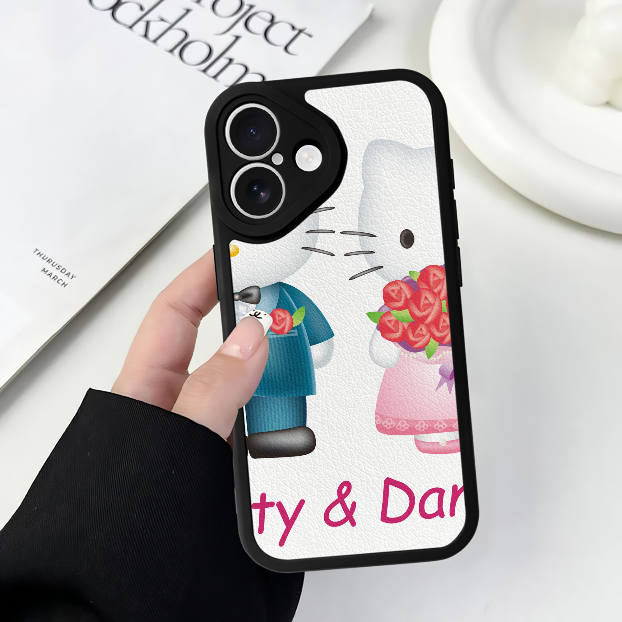 （画像用） Hello Kitty ハローキティ 【iPhone 16シリーズ対応】シリコンスマホケース（レザー調） 材質：シリコン